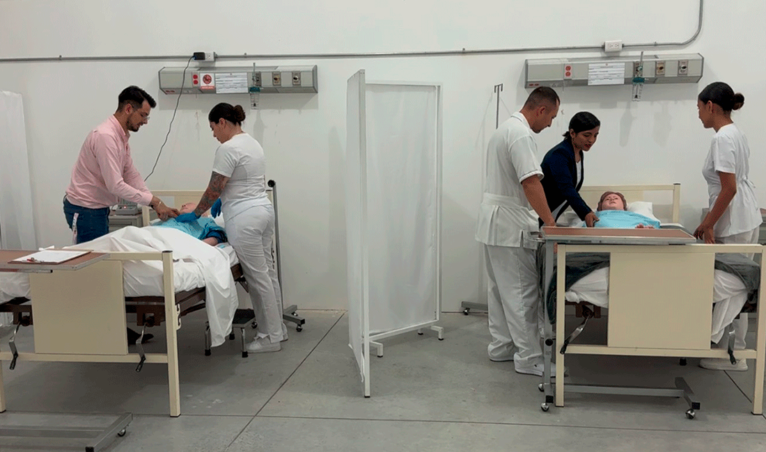 Estudiantes de enfermería colaborando en un entorno hospitalario moderno.