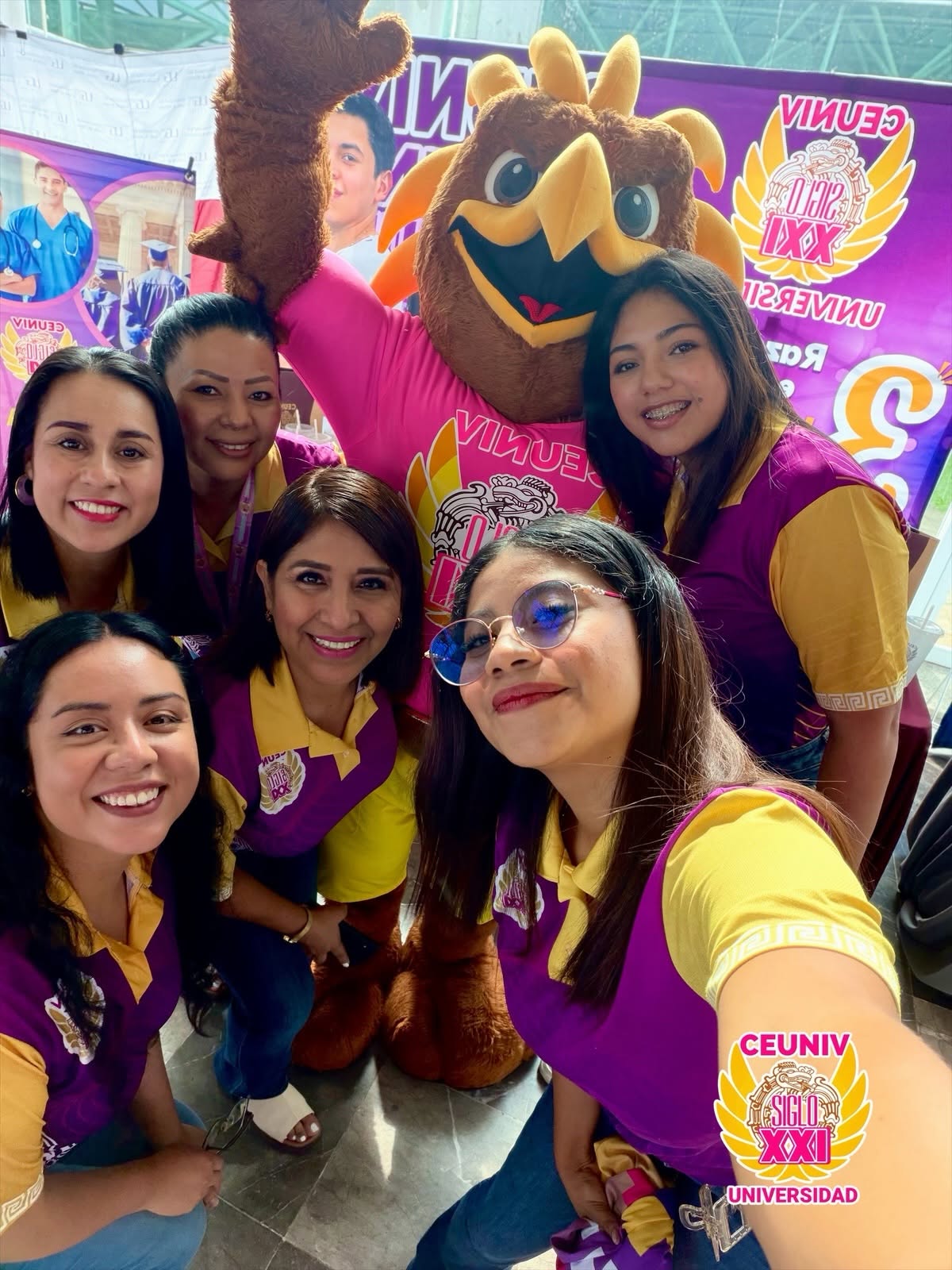 Comunidad CEUNIV junto a la mascota de la universidad