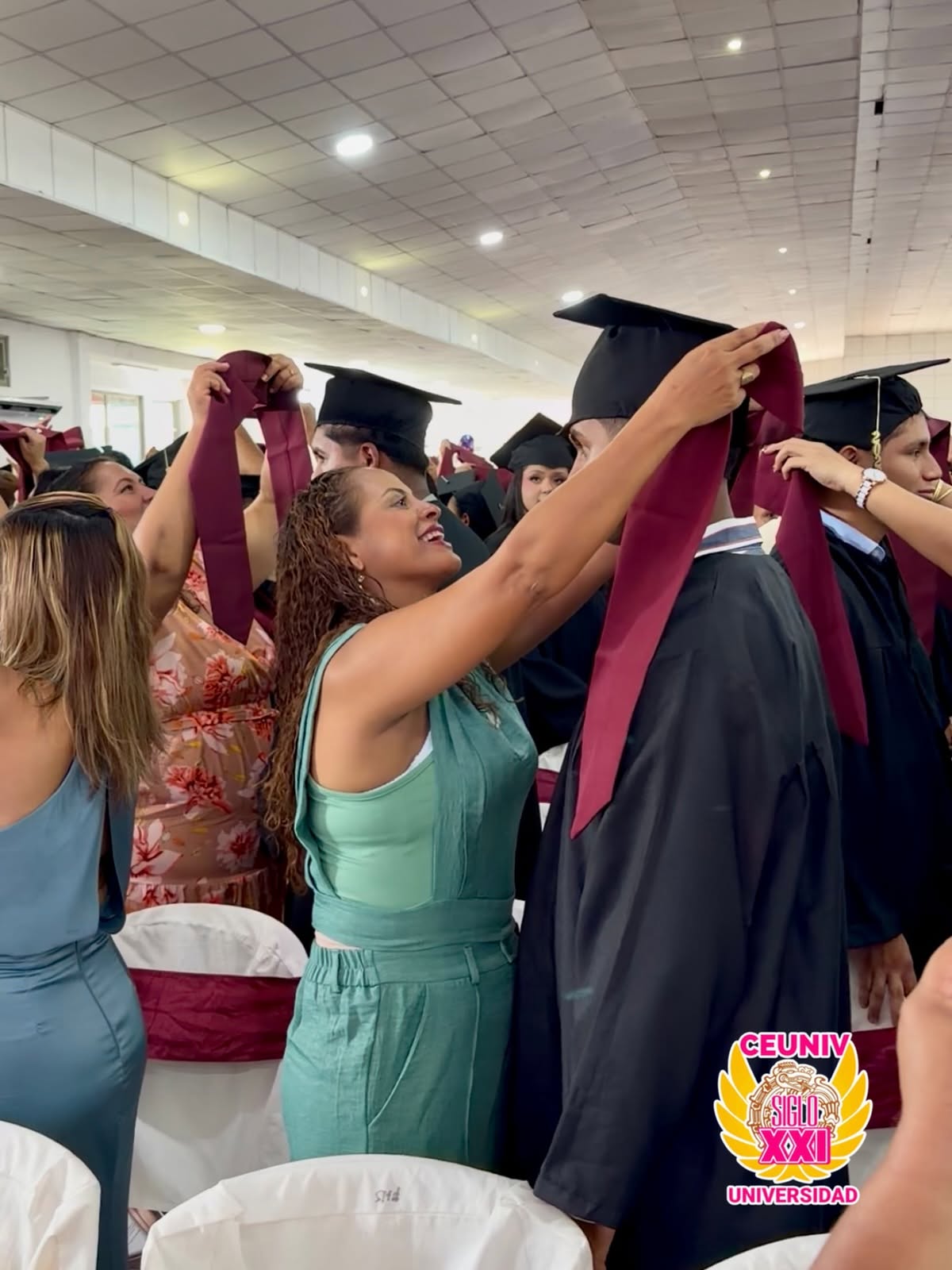 Familias acompañando a los graduados de CEUNIV