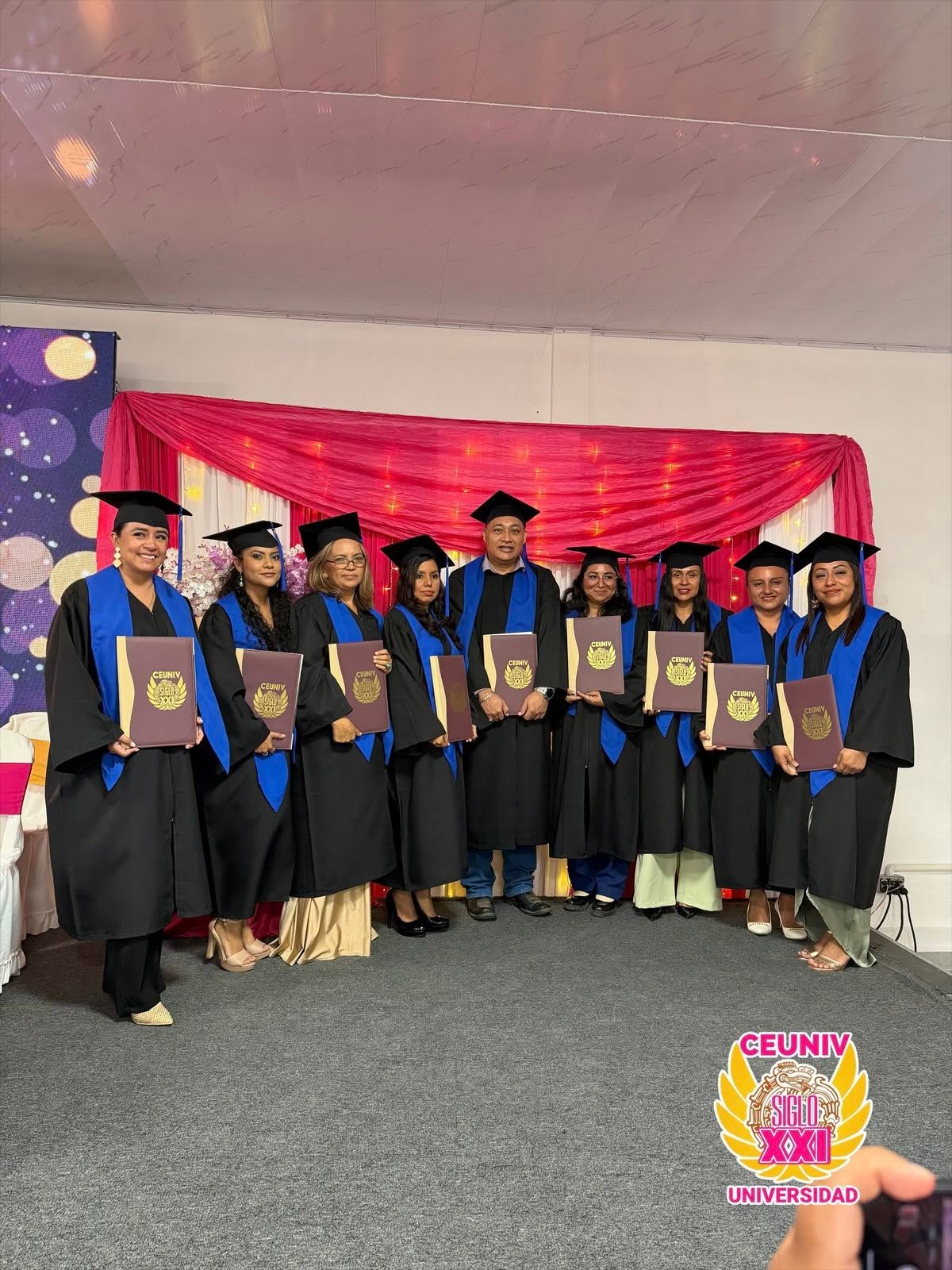 Generación de graduadas y graduados de CEUNIV con sus diplomas